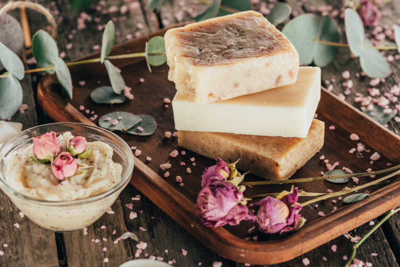 木质盘子里的精油皂