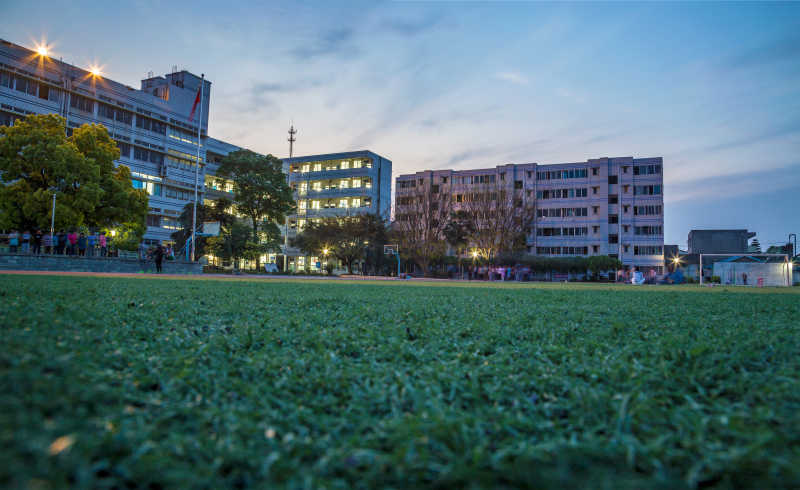 夜晚的大学校园
