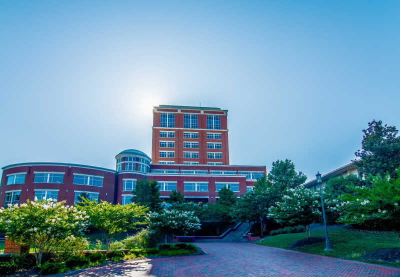 蓝天下的现代大学校园