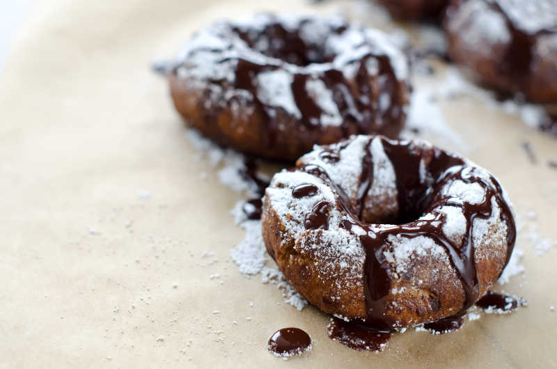 巧克力选择性聚焦油炸圈饼