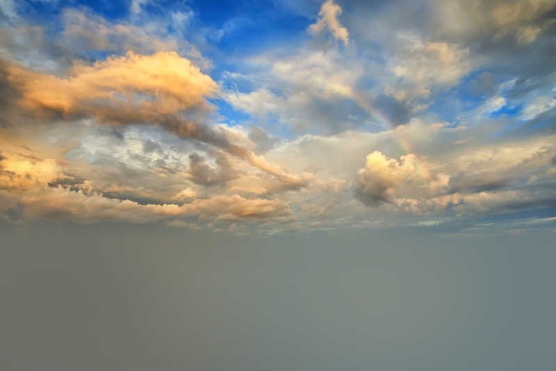 天空中的彩虹和云朵