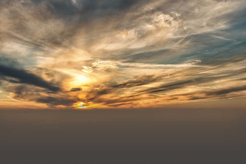 天空中的晚霞和落日