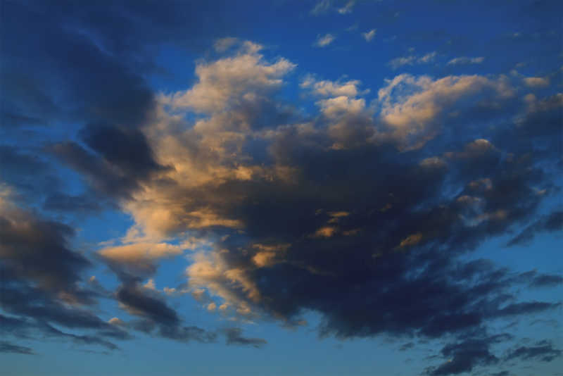 蓝色天空中的云