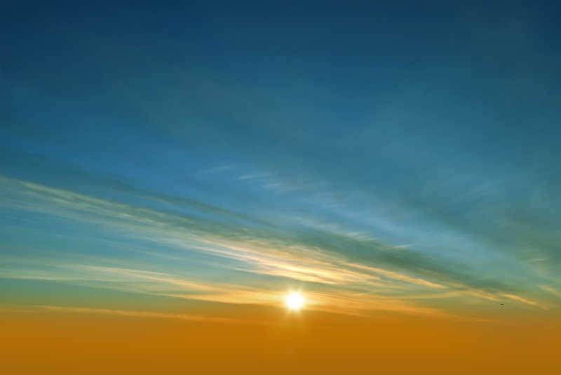 美丽的蓝色天空和太阳