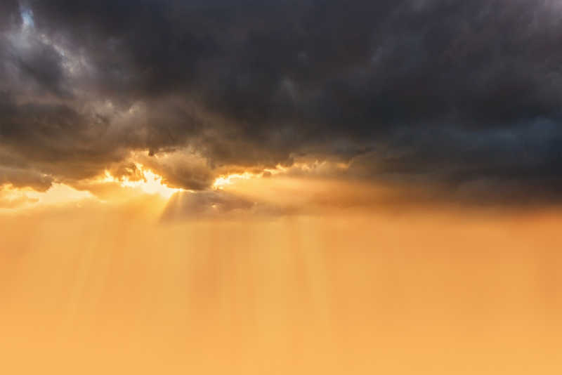 天空中乌云下的阳光
