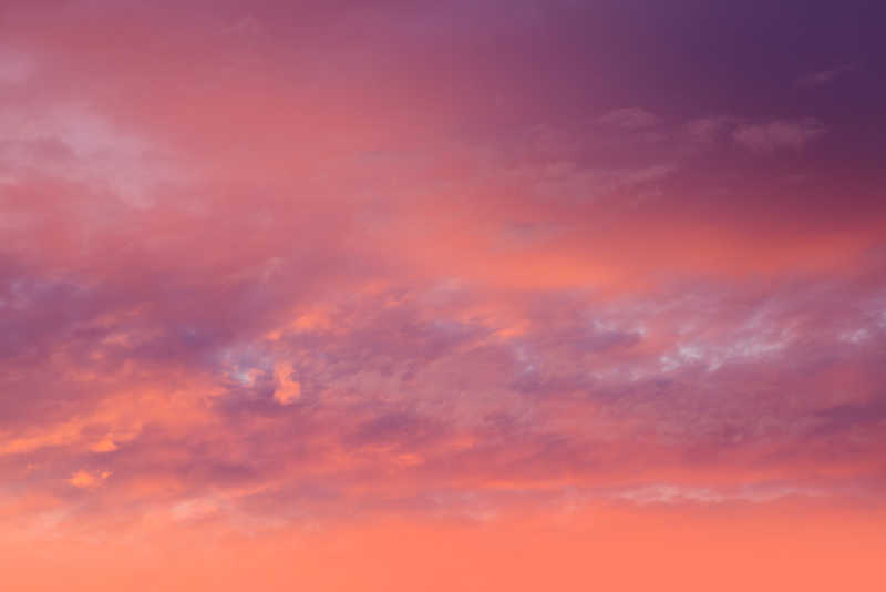 天空中红色的云