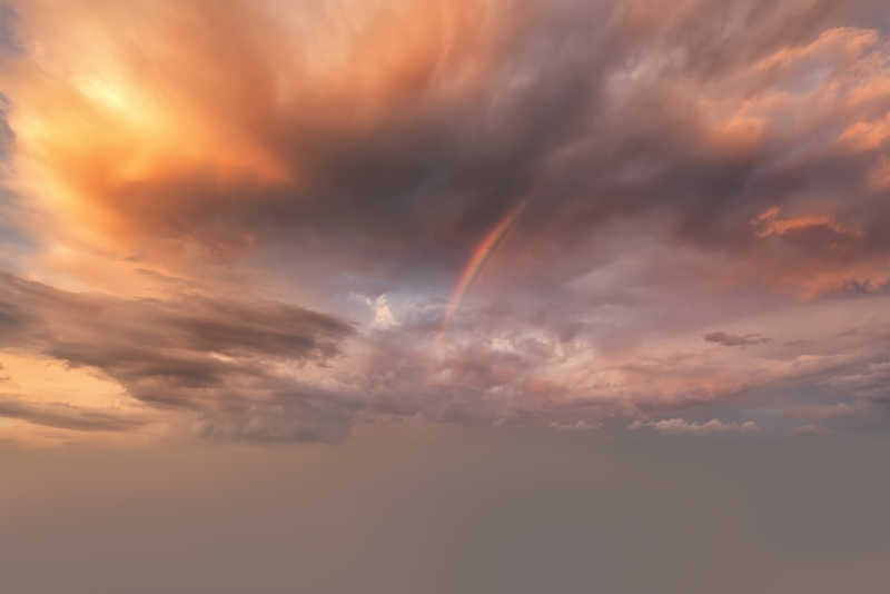 天空中美丽晚霞