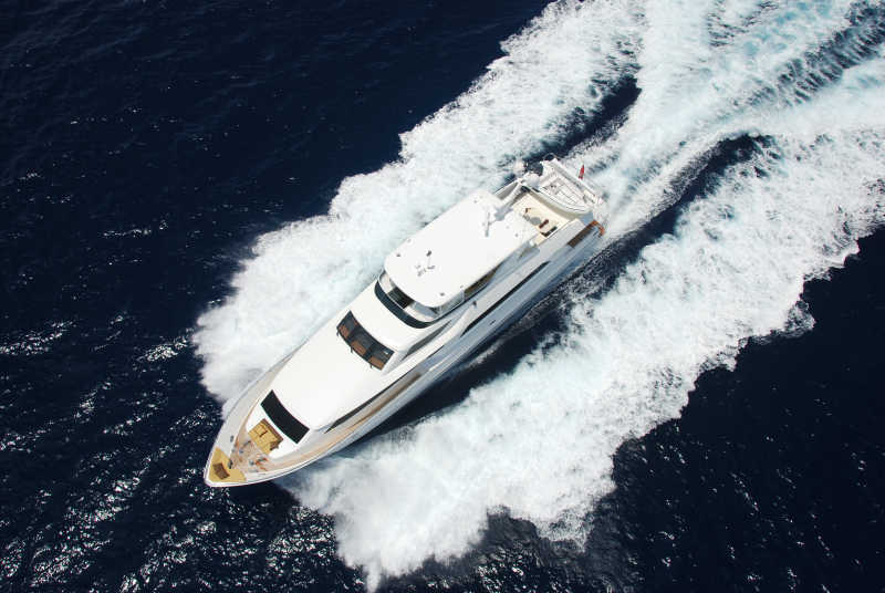 海洋里行驶的游艇