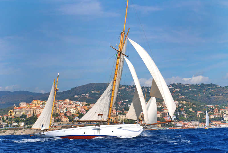 在海中行驶的帆船