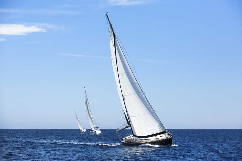 帆船与白帆船