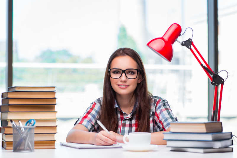 要看很多书的年轻美女学生