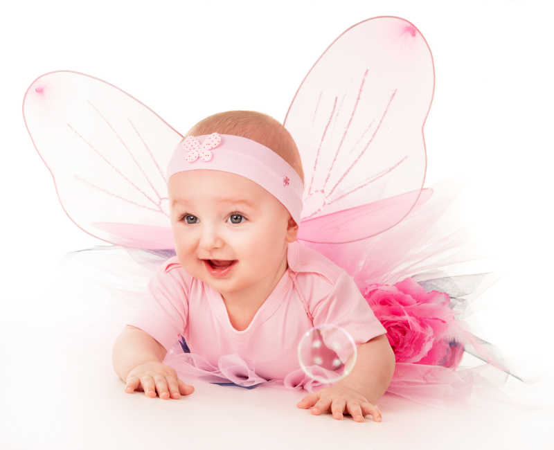 趴着的穿着美丽蝴蝶翅膀的女宝宝