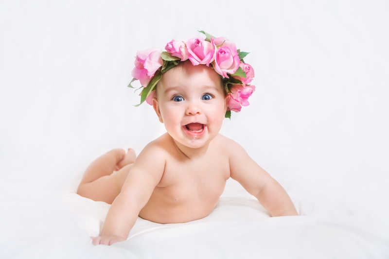 戴着花环的可爱婴儿