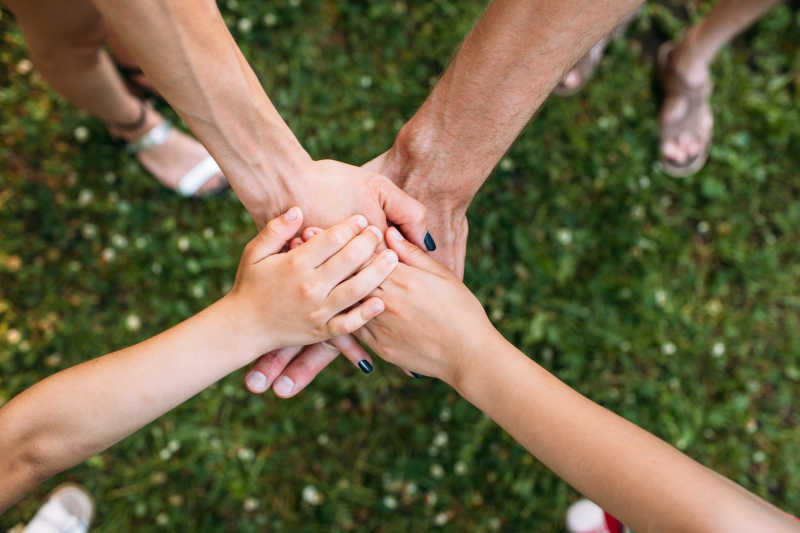 团队合作携手牵手