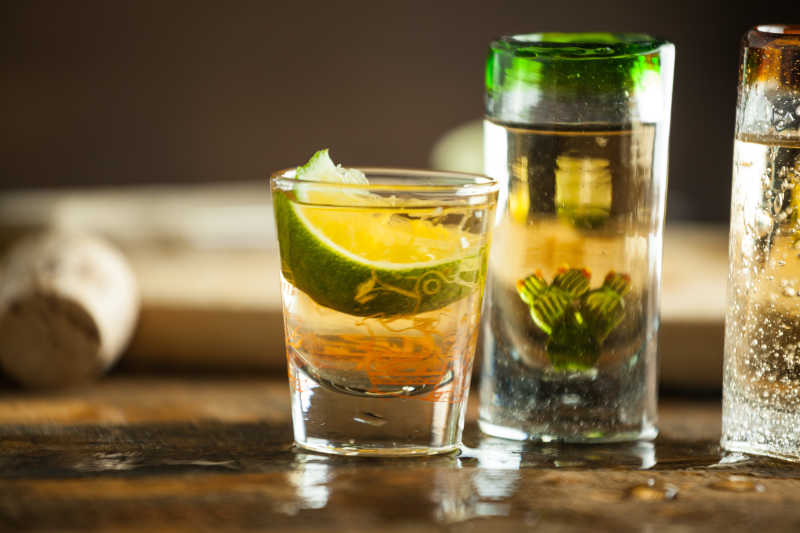 玻璃杯里的青柠饮料