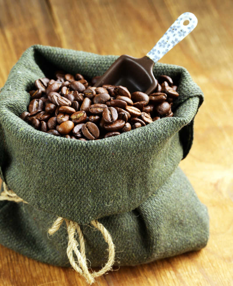 袋子里的有机咖啡豆