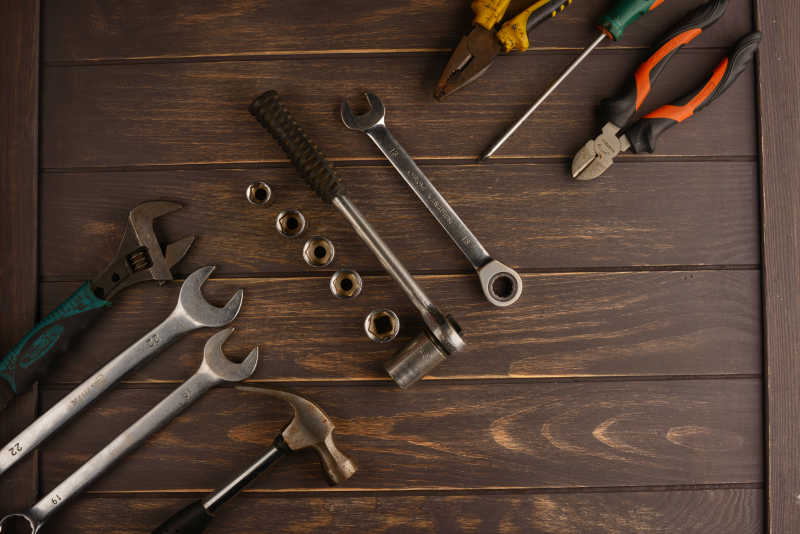 棕色木板上的工具