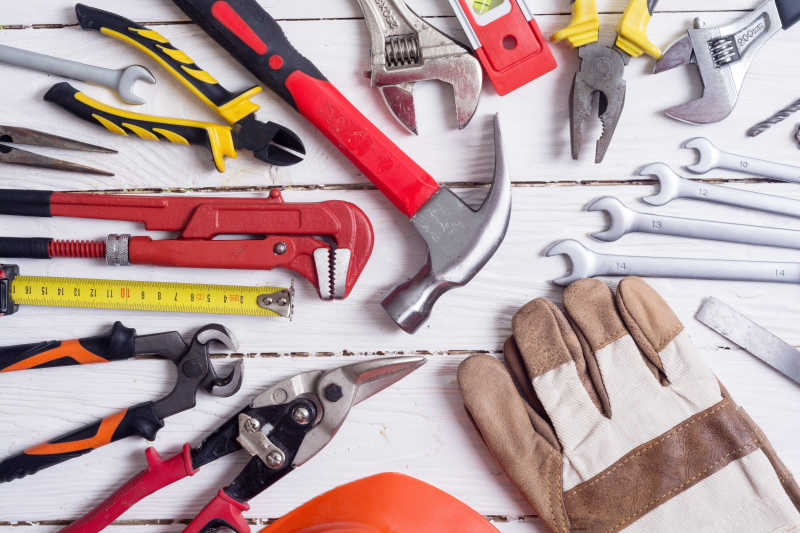 白色木板上的工具