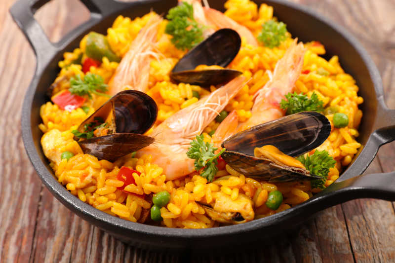 虾和贻贝西班牙海鲜饭