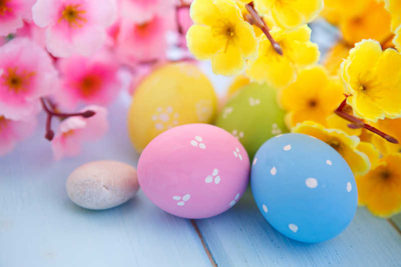 复活节彩蛋和花朵