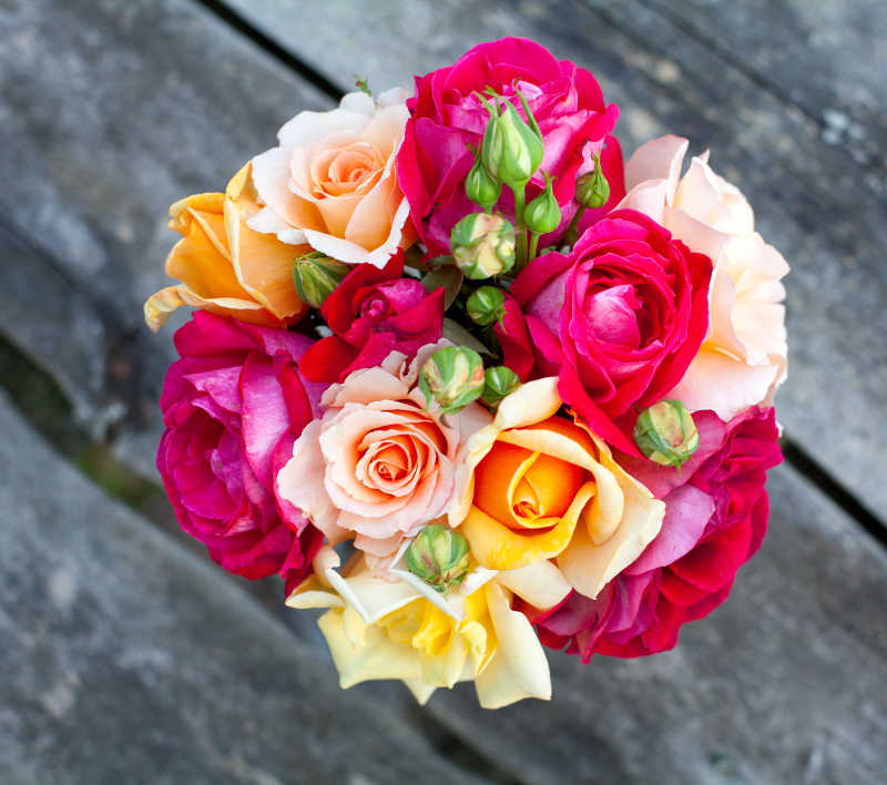 美丽多彩的玫瑰花束