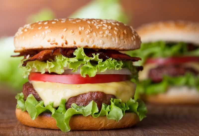 美味的多层汉堡