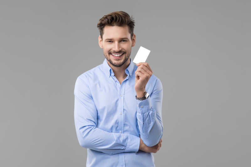 微笑的商人手拿空白名片