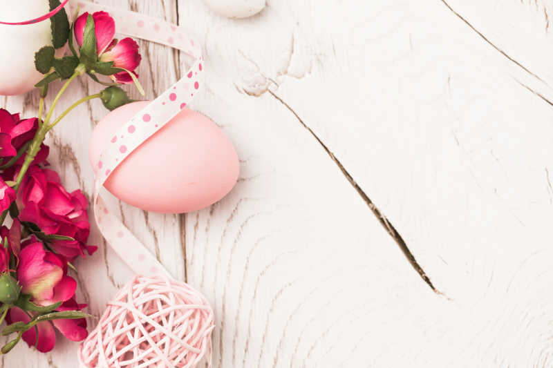 复活节彩蛋和红色鲜花