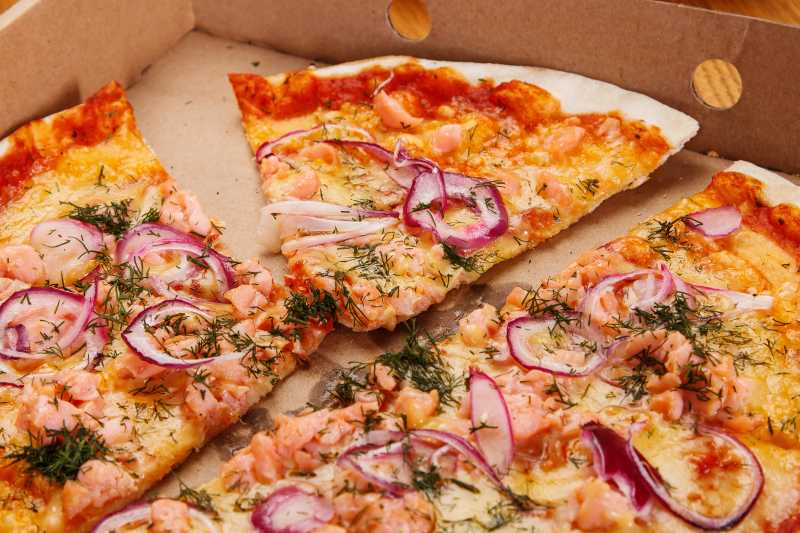 包装盒里的切开的披萨