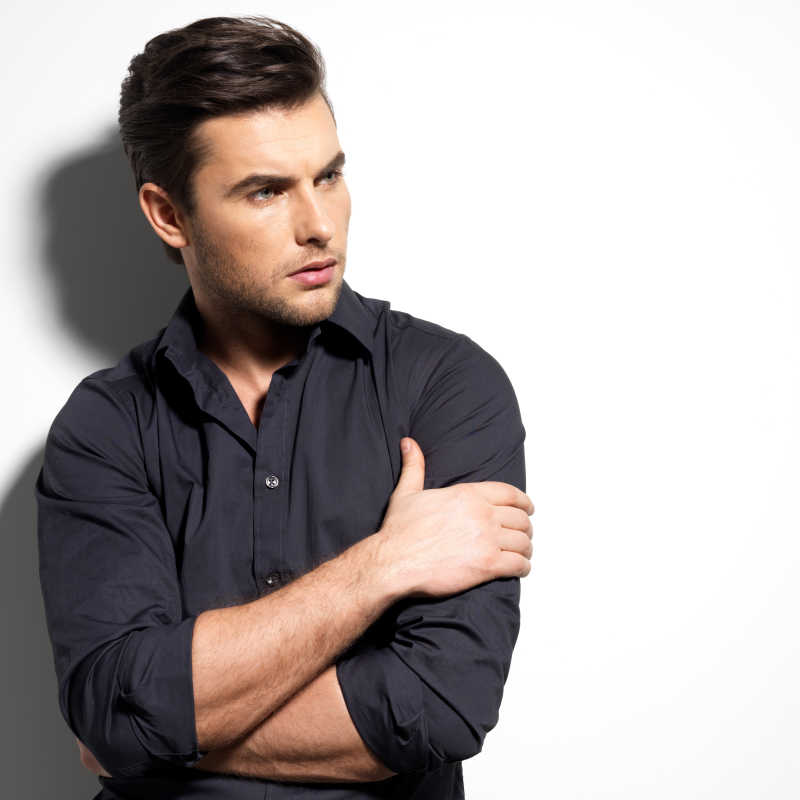 白色背景上穿着黑色衬衫的年轻人