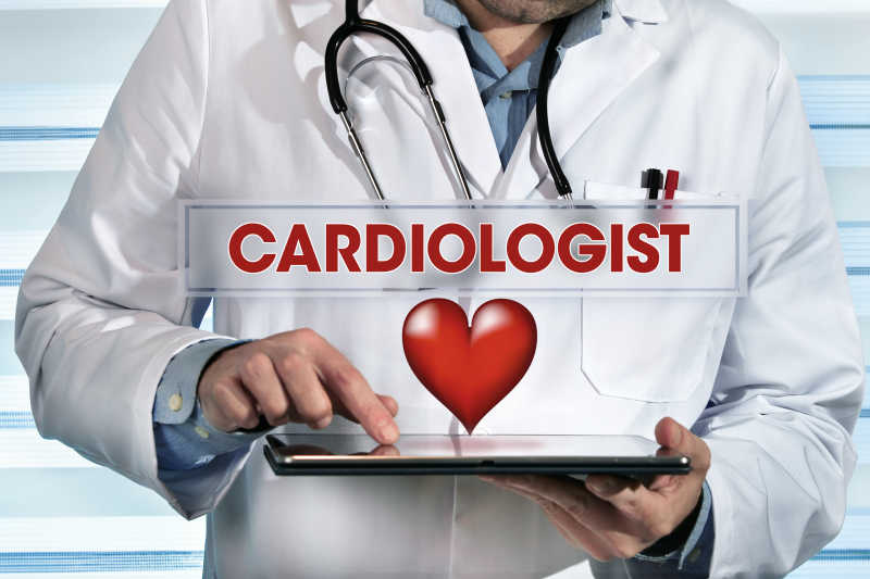 医生与手里的平板电脑心脏病