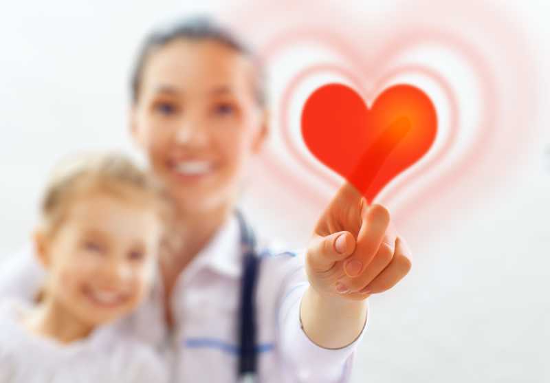 儿科医生和孩童