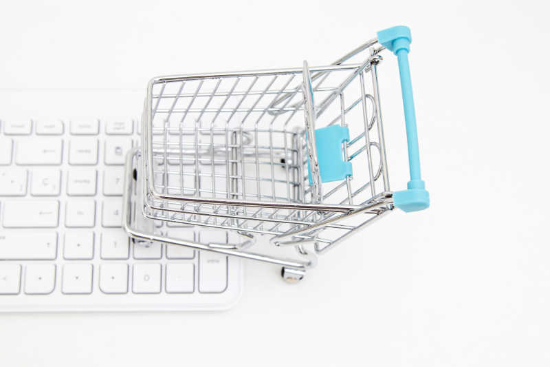 电脑键盘和网上购物的购物车特写