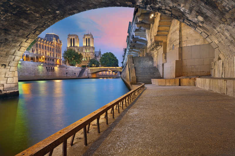 日出-夕阳下法国巴黎圣母院和塞纳河河畔的景色
