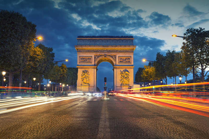 黄昏时分的巴黎标志凯旋门