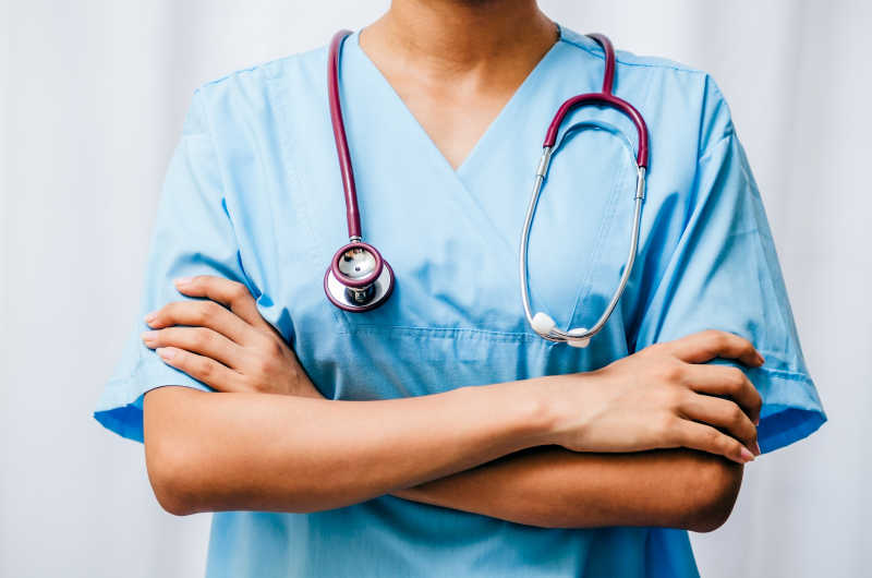 外科医生戴在脖子上的听诊器