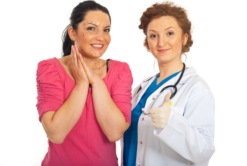 有耐心的整形医生给人拇指