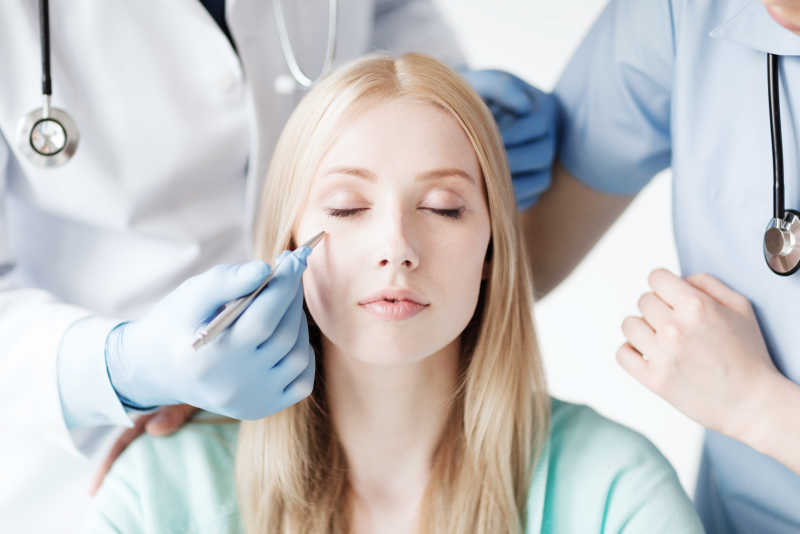 整形外科医生与病人的护理特写