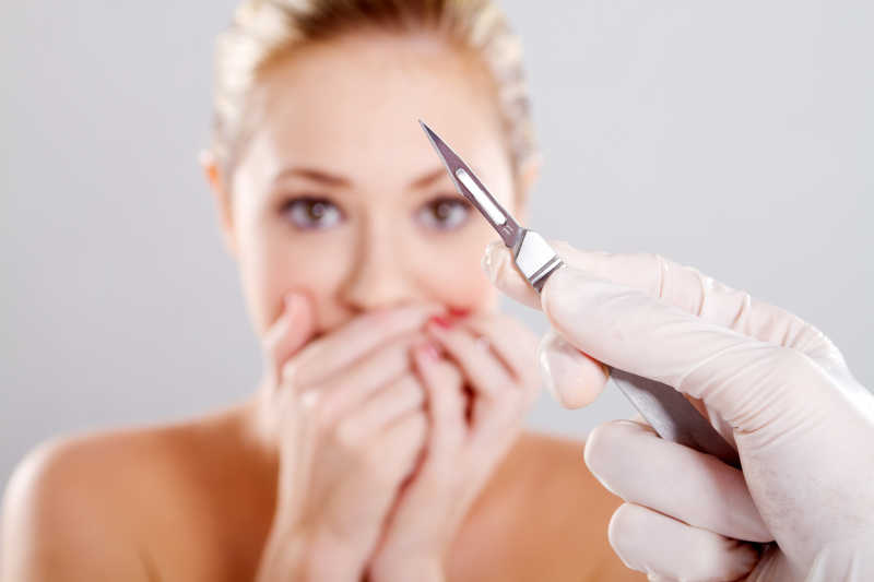 美女在整形手术前露出了害怕的表情