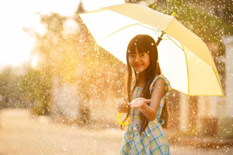雨中美丽的亚洲女孩