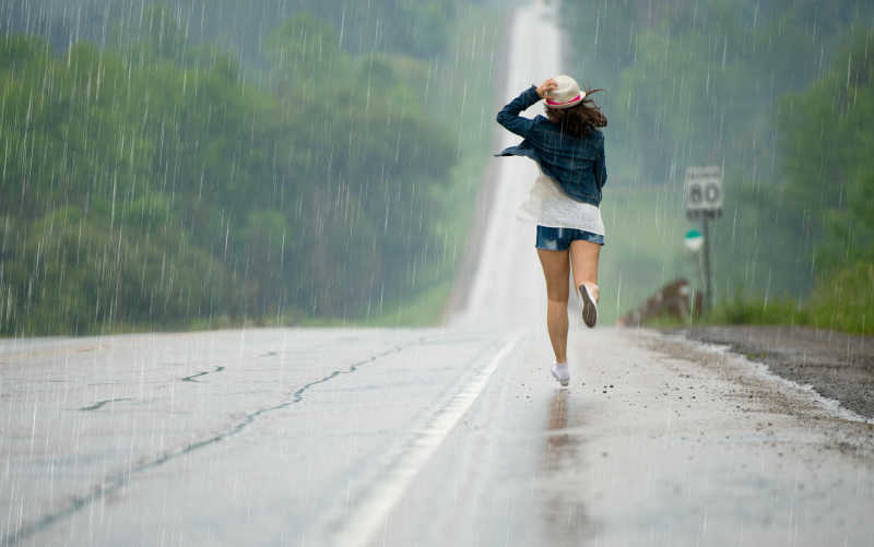 跑在雨中的女人