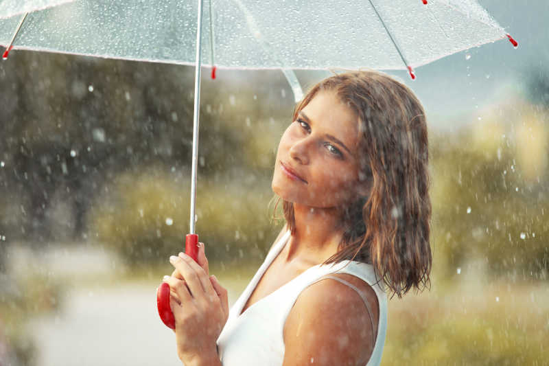 下雨天打着伞的女人
