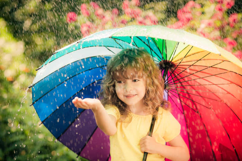 彩虹伞雨下的孩子