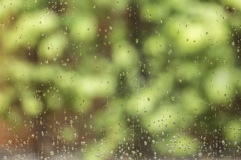 雨點落在窗戶上