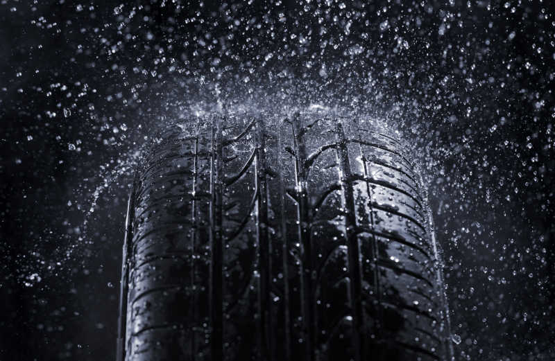 雨中的轮胎