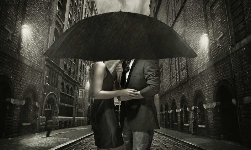 雨中拥抱的年轻情侣
