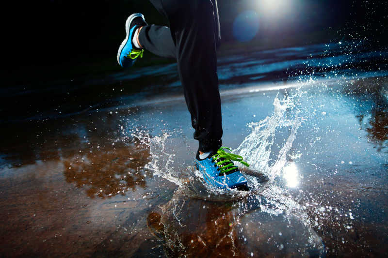 运动鞋在雨中跑步