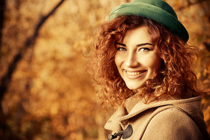 金秋背景下的微笑女孩