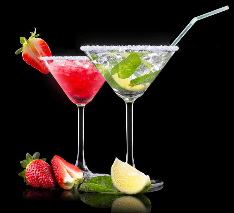 黑色背景上的两杯水果鸡尾酒