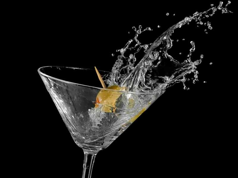 黑色背景上透明的鸡尾酒